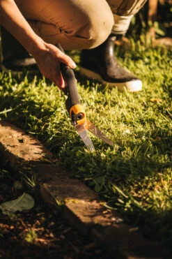 Fiskars Graskantenschaar GS42 - 32 Cm 9 Fiskars Graskantenschaar GS42 - 32 Cm -Tuingereedschap Winkel Fiskars Garden Action ServoSystem Grass shear GS42 1000589 1